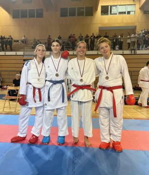 Livija (druga z desne)